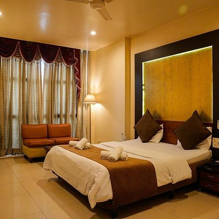 Hotel Viva Inn Yerandwane Bagian luar foto