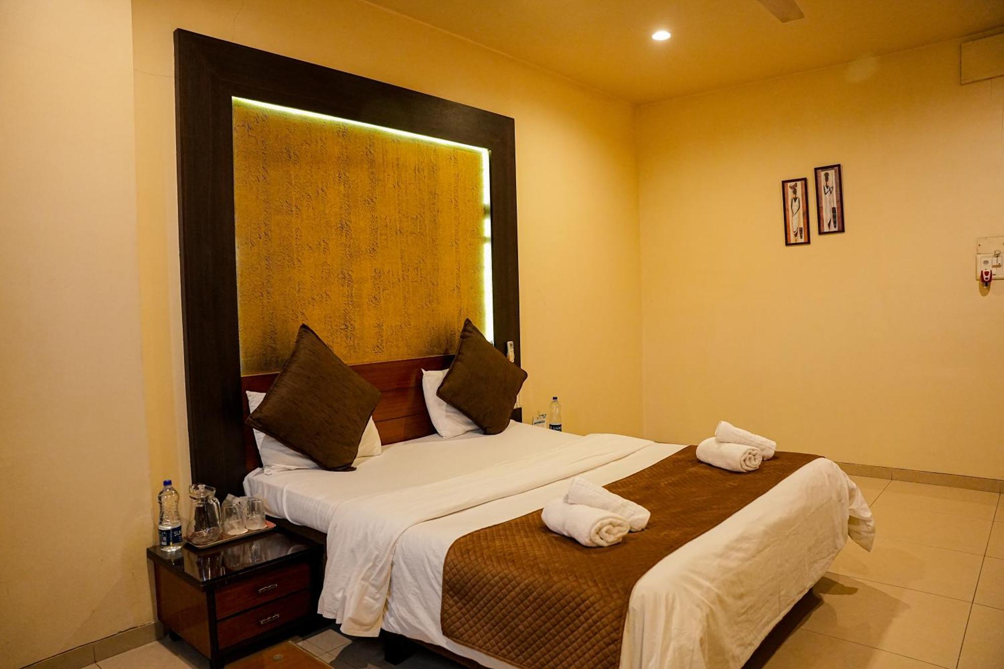 Hotel Viva Inn Yerandwane Bagian luar foto
