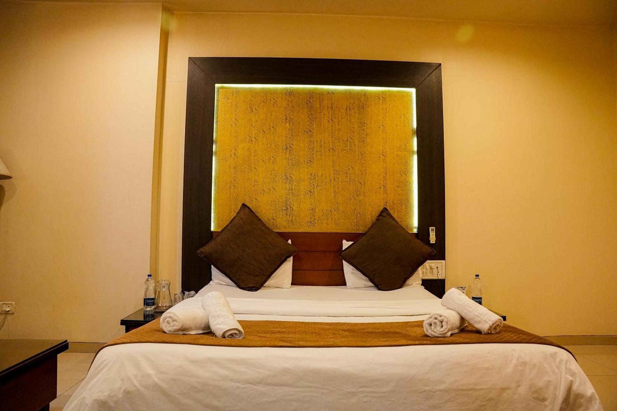 Hotel Viva Inn Yerandwane Bagian luar foto