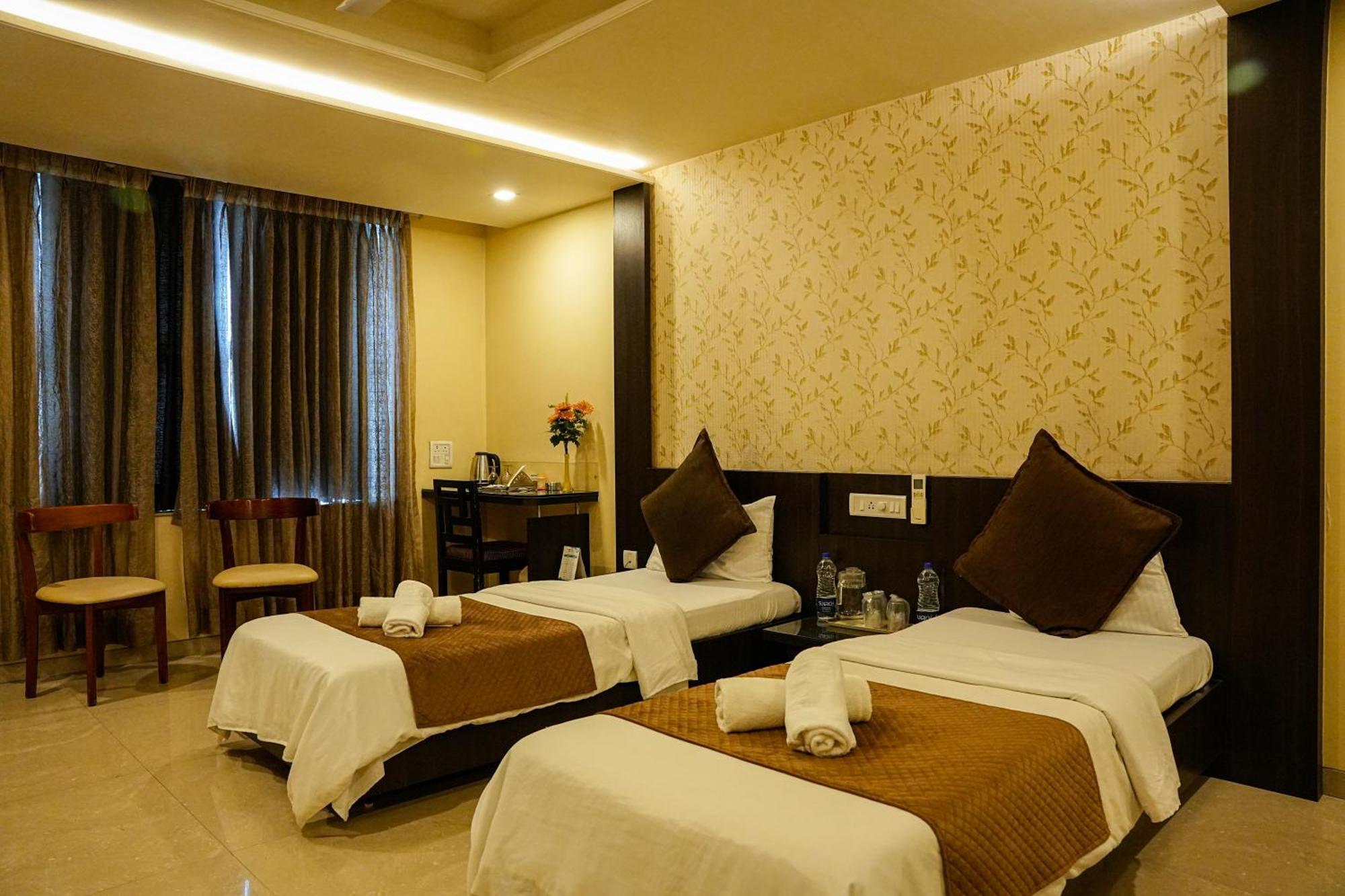 Hotel Viva Inn Yerandwane Bagian luar foto