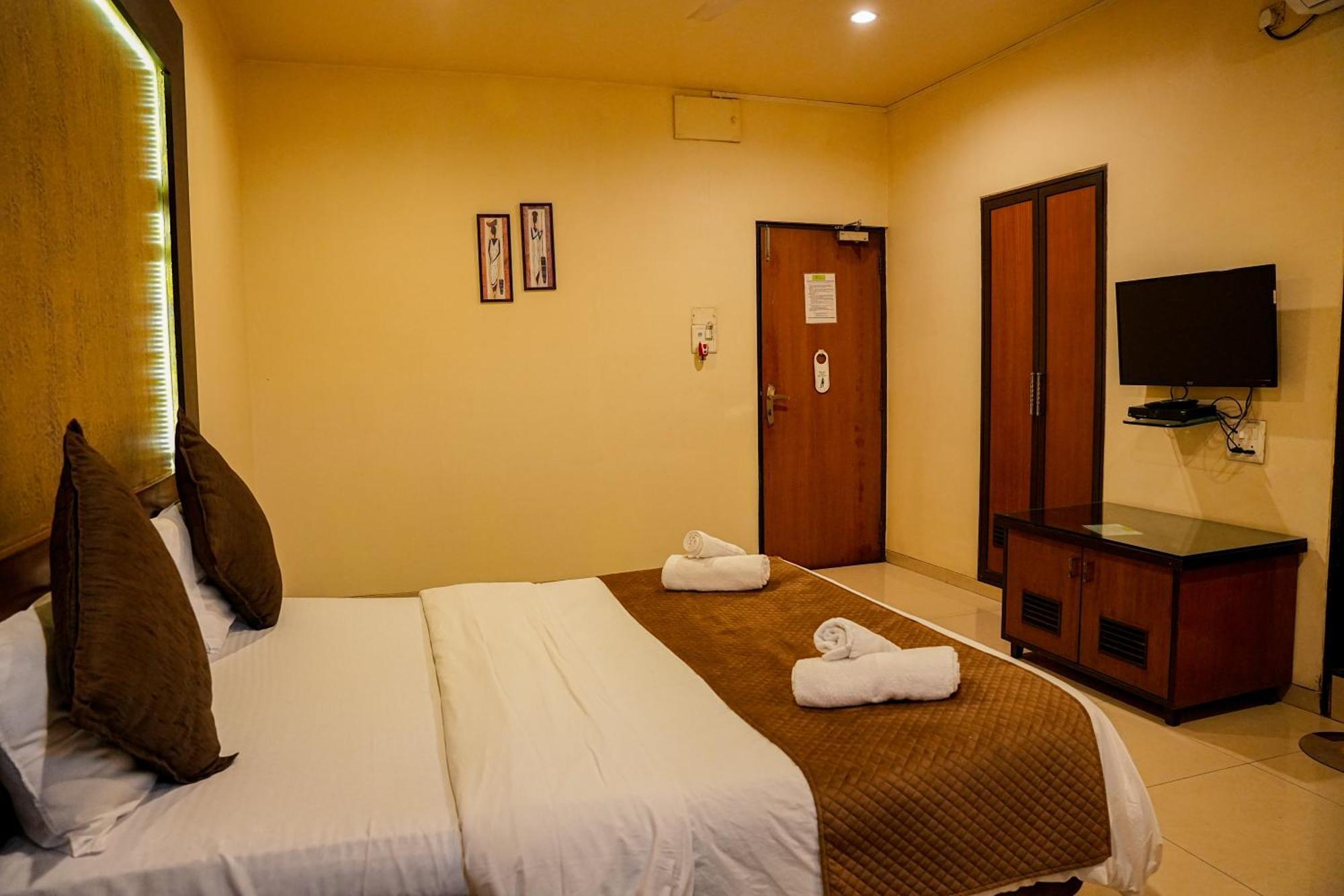 Hotel Viva Inn Yerandwane Bagian luar foto