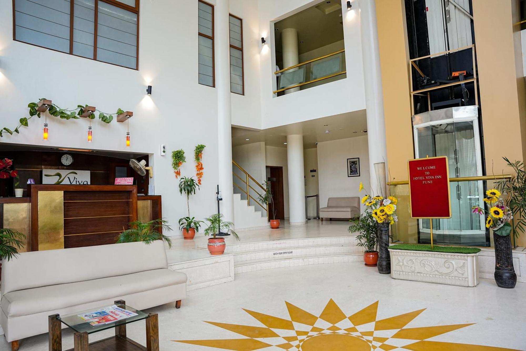 Hotel Viva Inn Yerandwane Bagian luar foto