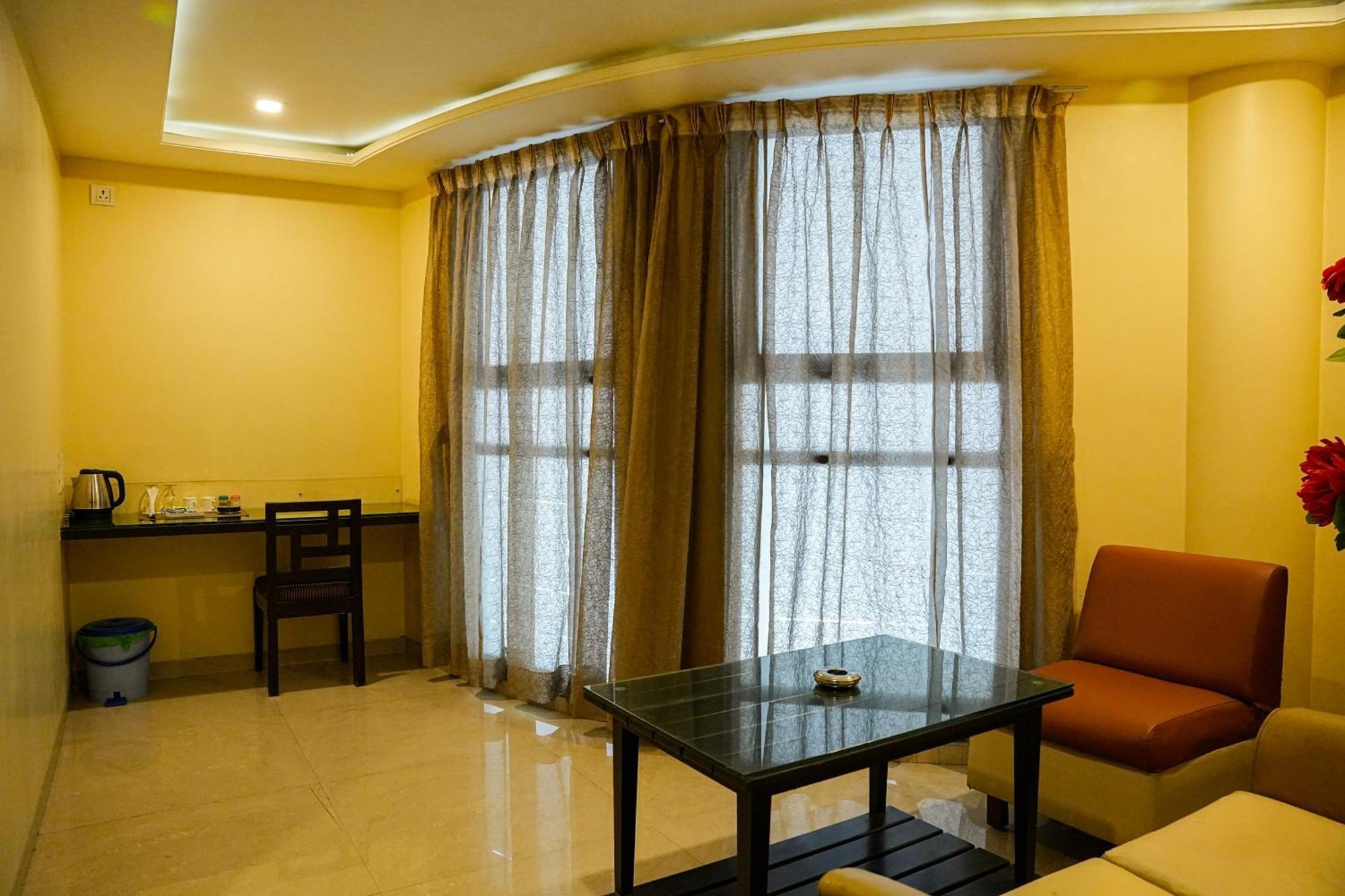 Hotel Viva Inn Yerandwane Bagian luar foto