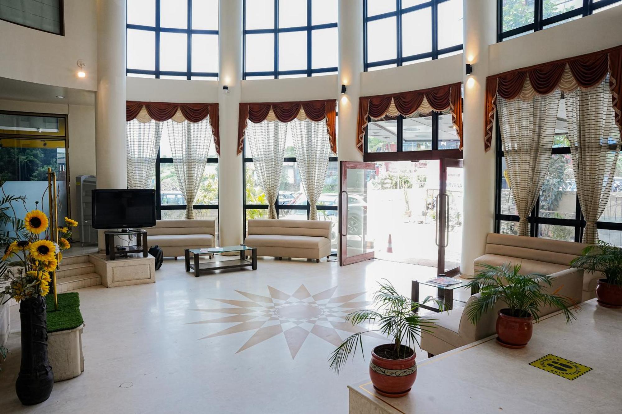 Hotel Viva Inn Yerandwane Bagian luar foto