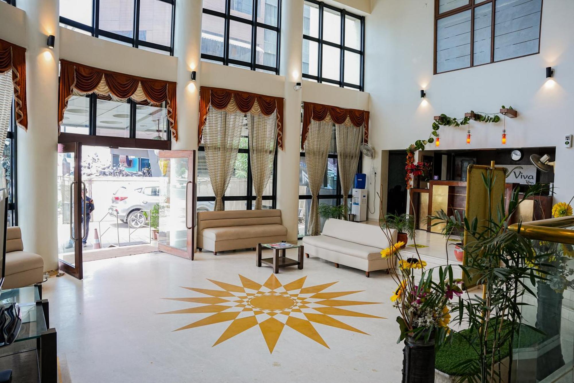 Hotel Viva Inn Yerandwane Bagian luar foto