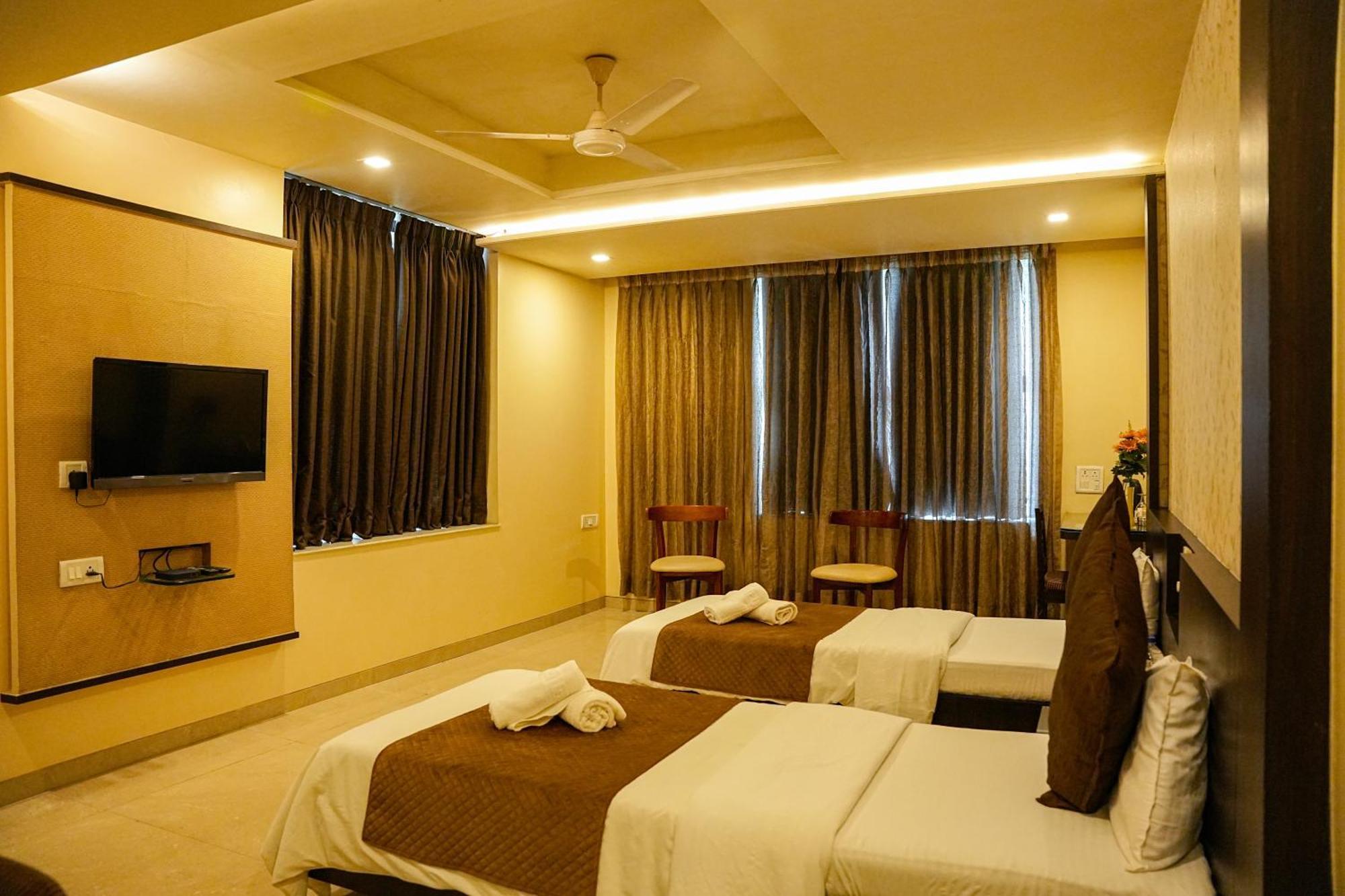 Hotel Viva Inn Yerandwane Bagian luar foto
