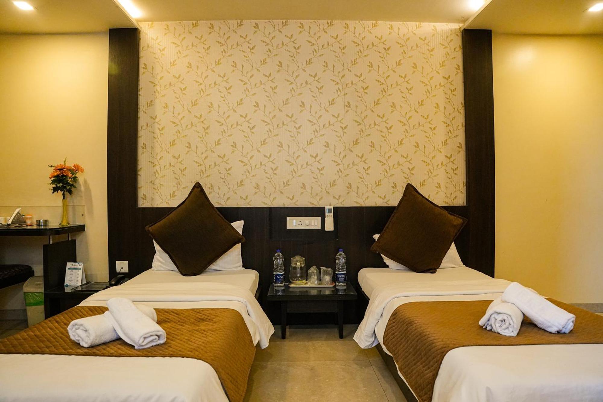 Hotel Viva Inn Yerandwane Bagian luar foto